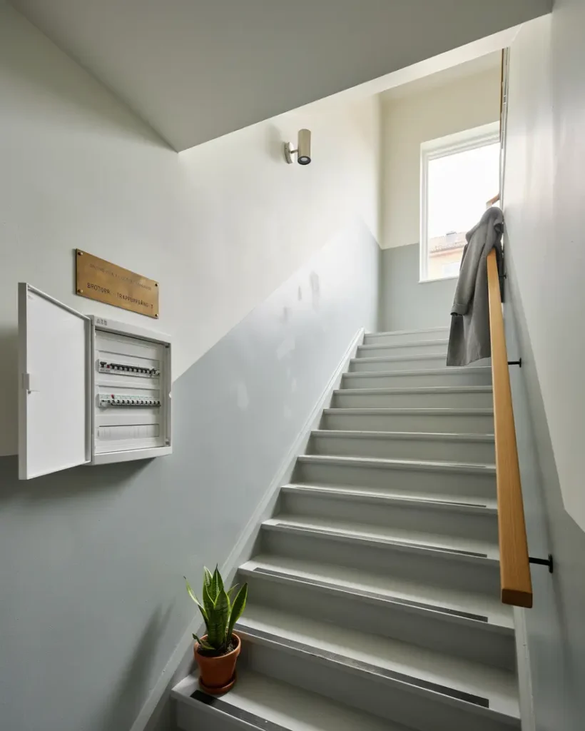 installation av automatiska str mbrytare och r relsevakter i trapphus brotorp ursvik